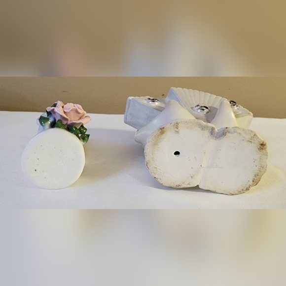 Two Vintage 60's 70’s white floral porcelain hand vases figurine - Picture 9 of 14